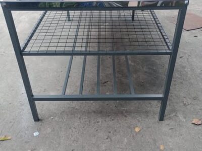 Mesa con base de acero inoxidable.