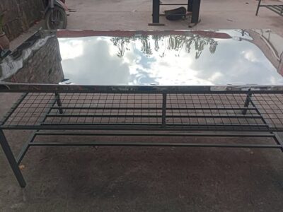 Mesa con base de acero inoxidable.