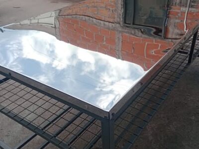 Mesa con base de acero inoxidable.