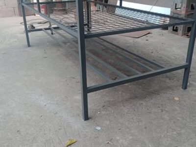 Mesa con base de acero inoxidable.