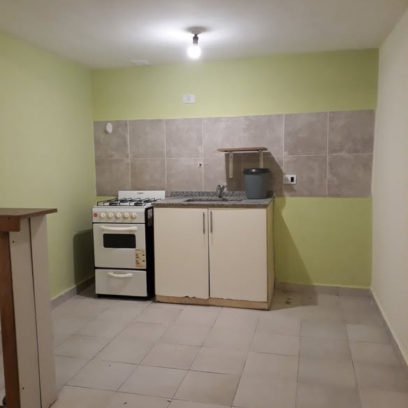 Dueño alquila monoambiente a 1