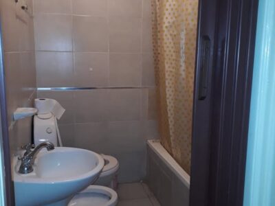 Dueño alquila monoambiente a 1