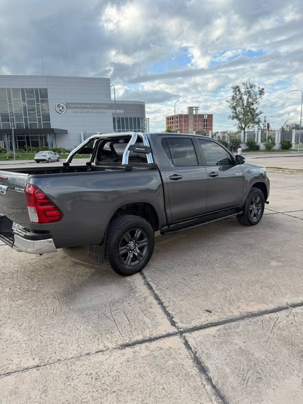 Toyota hilux sr 2024 20mil kms Impecable