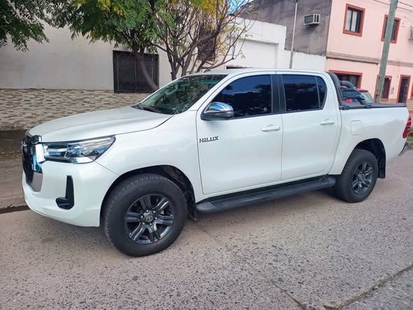 vendo/ financio Toyota Hilux srv 4x2 automática