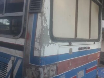 Colectivo con un motor Mercedes