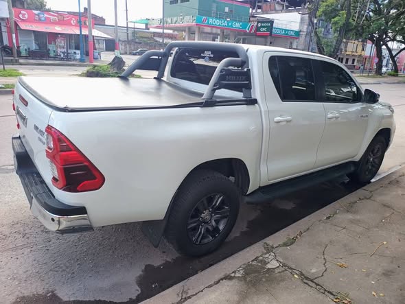 vendo/ financio Toyota Hilux srv 4x2 automática
