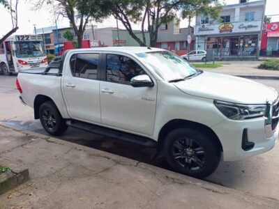 vendo/ financio Toyota Hilux srv 4x2 automática