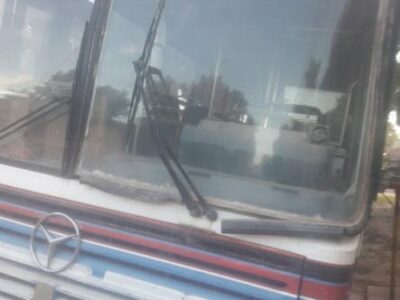 Colectivo con un motor Mercedes