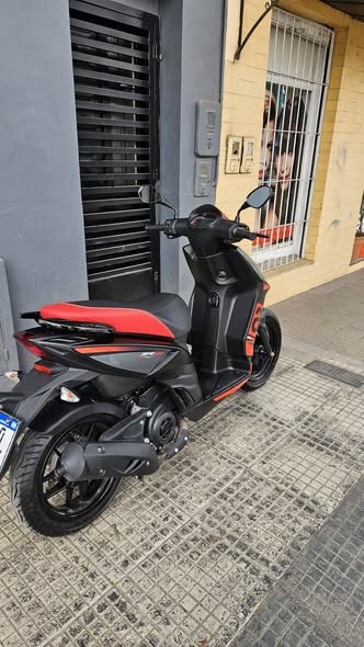 Vendo Moto Aprilia sr160 mod 2024