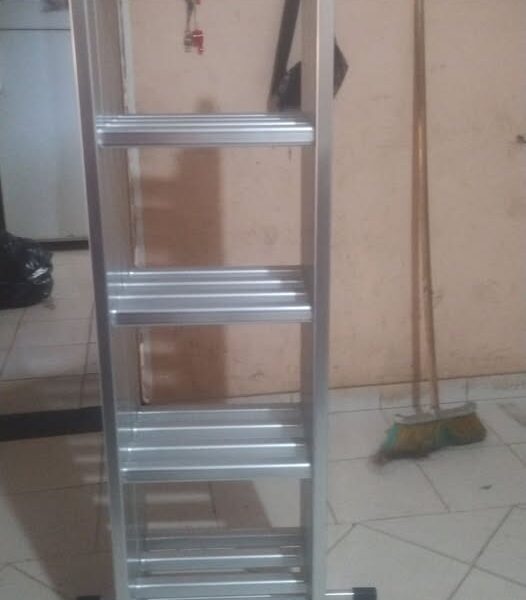 Escalera plegable totalmente nueva