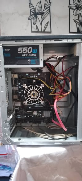 Vendo Pc (para repuesto. La misma enciende y a los minutos se apaga)
