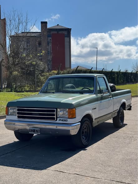 VENDO FORD F100 XLT Modelo 1988