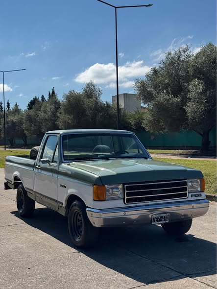 VENDO FORD F100 XLT Modelo 1988
