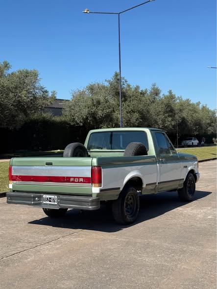 VENDO FORD F100 XLT Modelo 1988