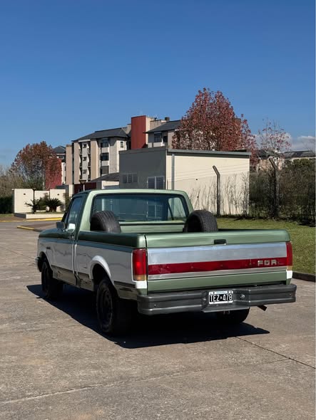 VENDO FORD F100 XLT Modelo 1988
