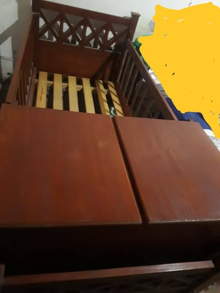 Hermosa cama-cuna de cedro