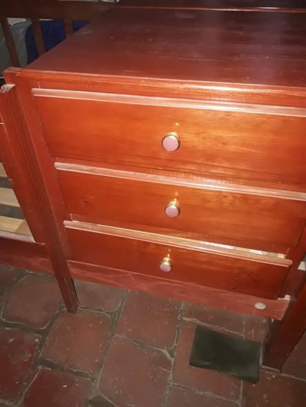 Hermosa cama-cuna de cedro