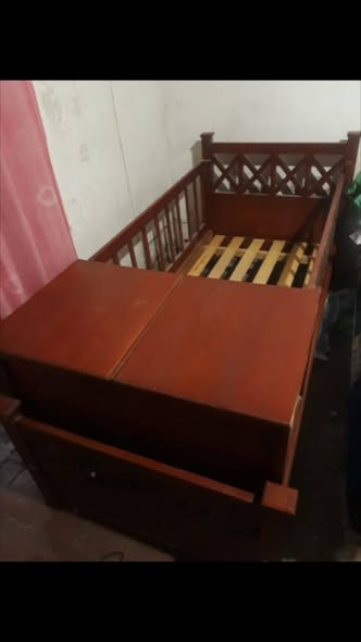 Hermosa cama-cuna de cedro