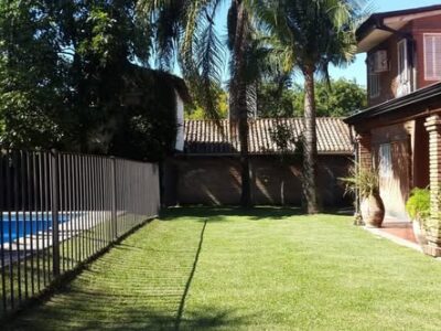 Casa de categoría de 4 dormitorios con amplio jardín y pileta en Yerba Buena vendo