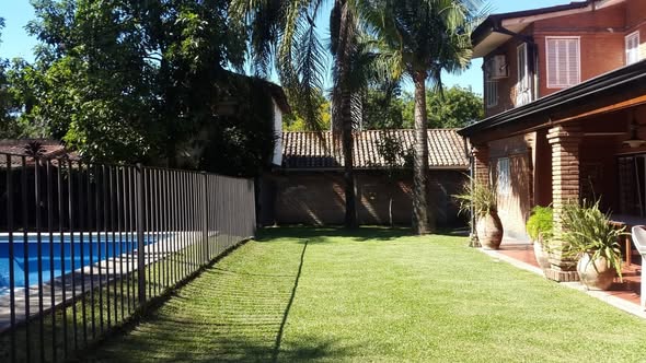 Casa de categoría de 4 dormitorios con amplio jardín y pileta en Yerba Buena vendo