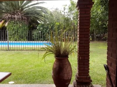 Casa de categoría de 4 dormitorios con amplio jardín y pileta en Yerba Buena vendo