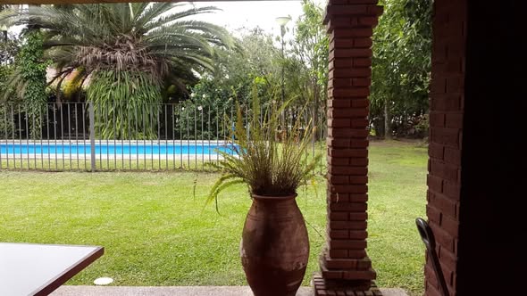 Casa de categoría de 4 dormitorios con amplio jardín y pileta en Yerba Buena vendo