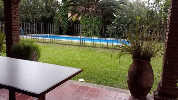 Casa de categoría de 4 dormitorios con amplio jardín y pileta en Yerba Buena vendo