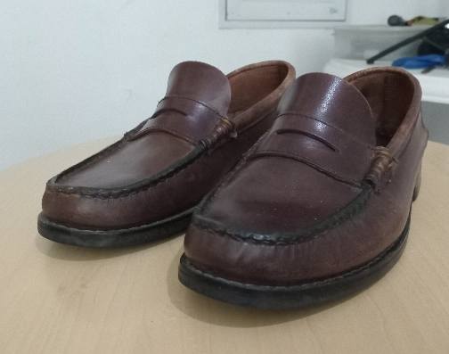 Liquido dos pares de zapatos de cuero