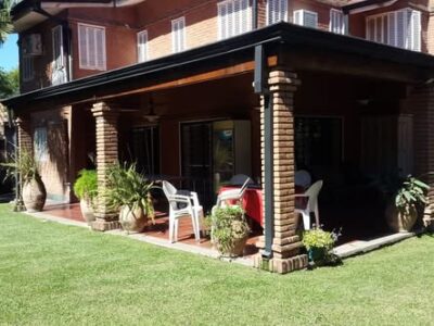 Casa de categoría de 4 dormitorios con amplio jardín y pileta en Yerba Buena vendo