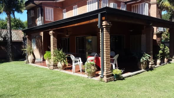 Casa de categoría de 4 dormitorios con amplio jardín y pileta en Yerba Buena vendo