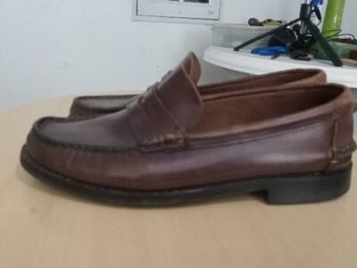 Liquido dos pares de zapatos de cuero
