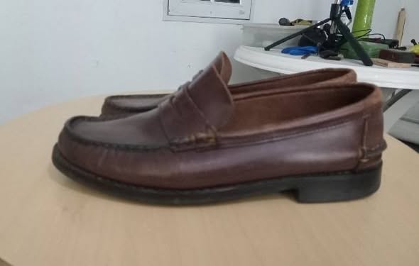 Liquido dos pares de zapatos de cuero