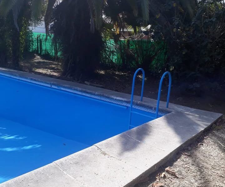 Casa de categoría de 4 dormitorios con amplio jardín y pileta en Yerba Buena vendo