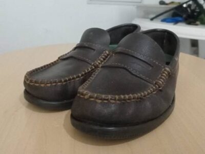 Liquido dos pares de zapatos de cuero