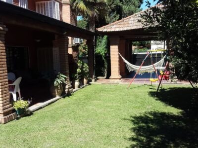 Casa de categoría de 4 dormitorios con amplio jardín y pileta en Yerba Buena vendo