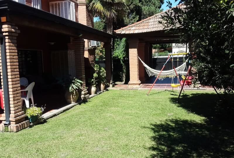 Casa de categoría de 4 dormitorios con amplio jardín y pileta en Yerba Buena vendo