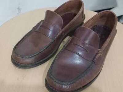 Liquido dos pares de zapatos de cuero
