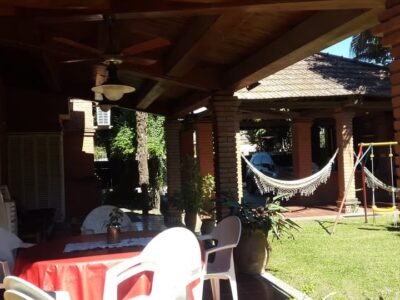 Casa de categoría de 4 dormitorios con amplio jardín y pileta en Yerba Buena vendo