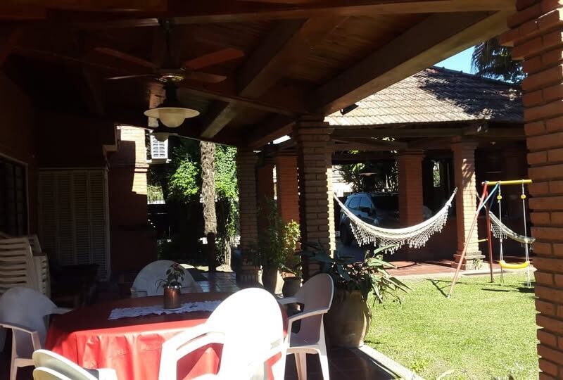 Casa de categoría de 4 dormitorios con amplio jardín y pileta en Yerba Buena vendo