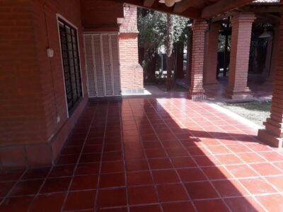 Casa de categoría de 4 dormitorios con amplio jardín y pileta en Yerba Buena vendo