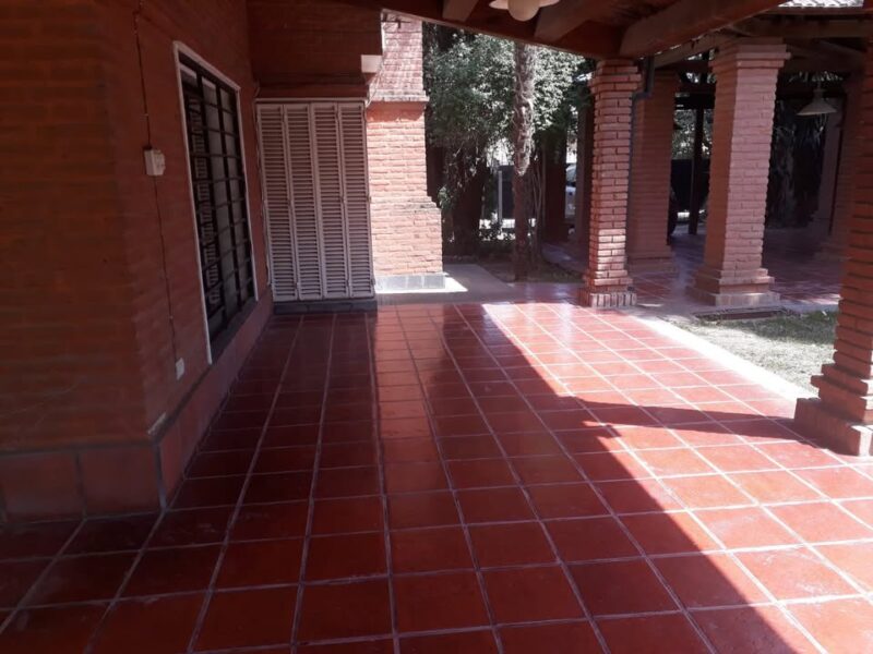 Casa de categoría de 4 dormitorios con amplio jardín y pileta en Yerba Buena vendo