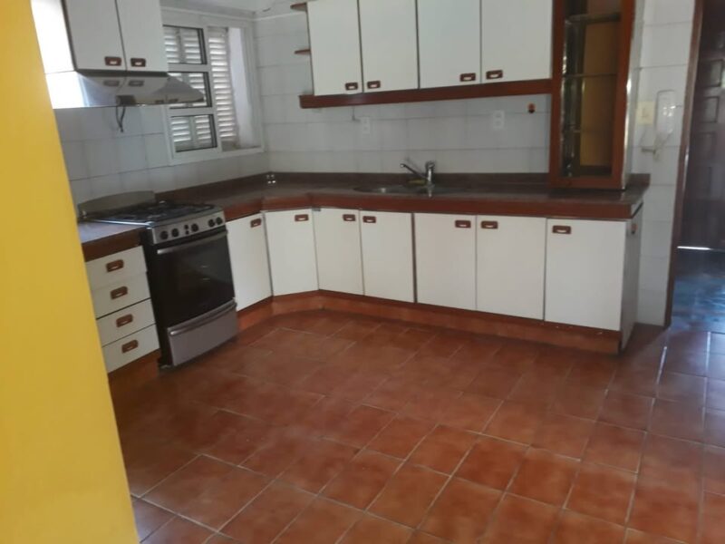 Casa de categoría de 4 dormitorios con amplio jardín y pileta en Yerba Buena vendo