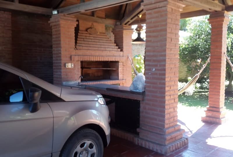 Casa de categoría de 4 dormitorios con amplio jardín y pileta en Yerba Buena vendo