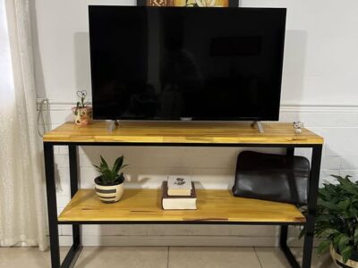 Rack para televisión de fabricación artesanal