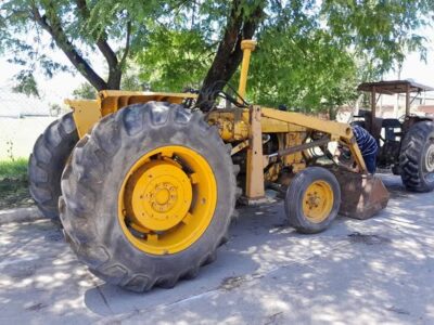 Tractor con pala Massey fergusson 1075