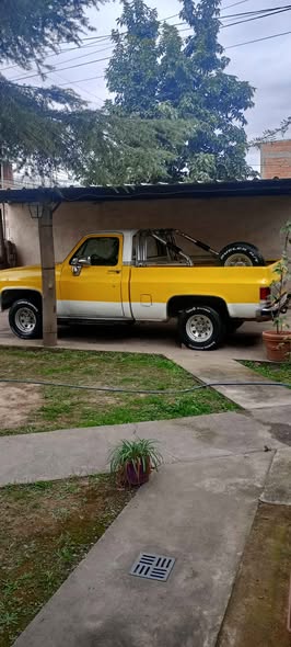Camioneta Chevrolet Silverado americana modelo 81