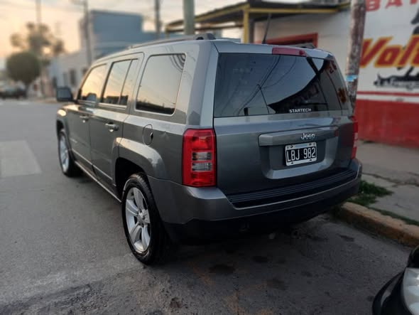 Vendo jeep modelo 2012