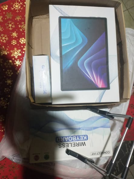 Tablet Android nueva en caja con teclado, mouse y soporte