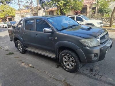 Vendo Toyota Hilux automática recibo auto y efectivo