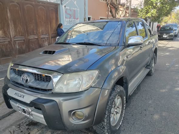 Vendo Toyota Hilux automática recibo auto y efectivo